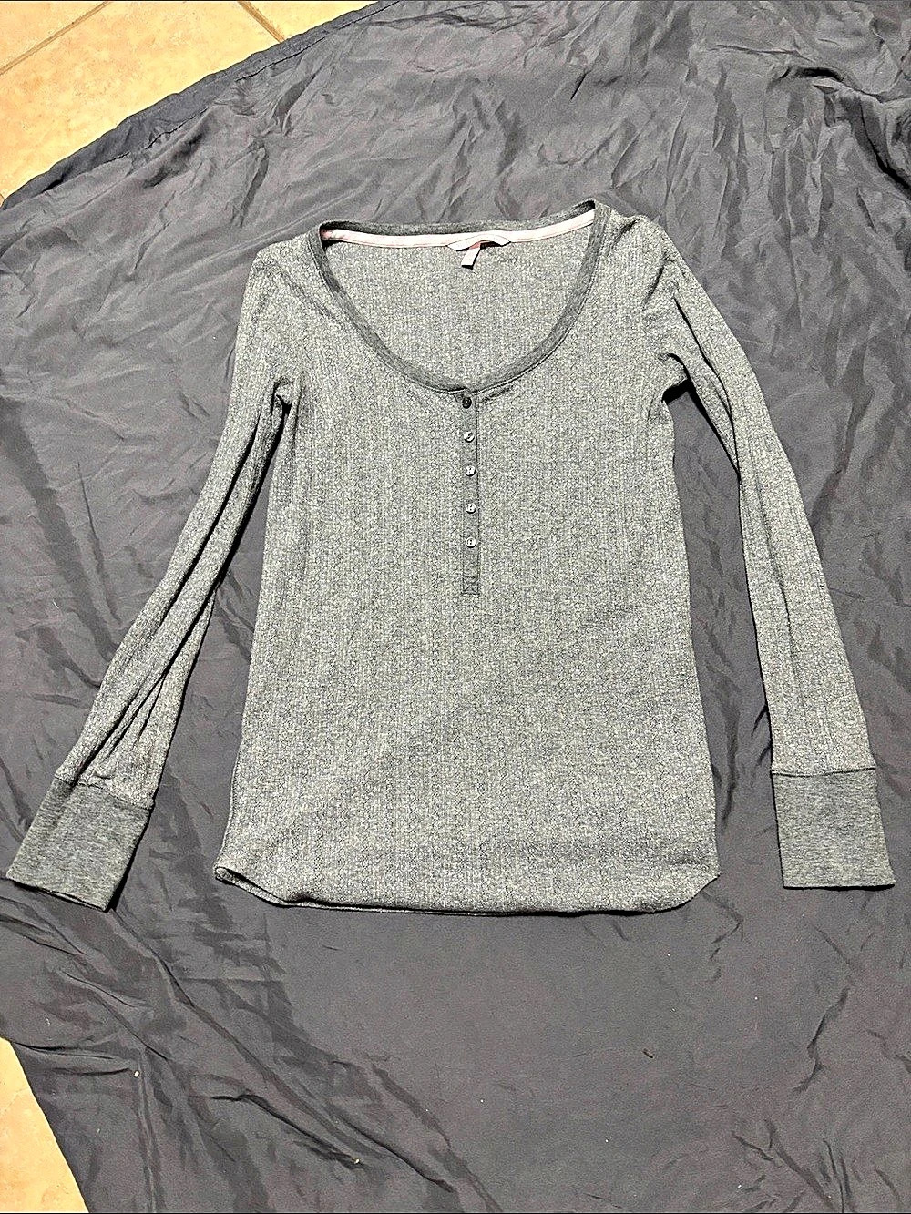 Victoria's Secret Long Sleeve Henley in Gray Size Medium Like New